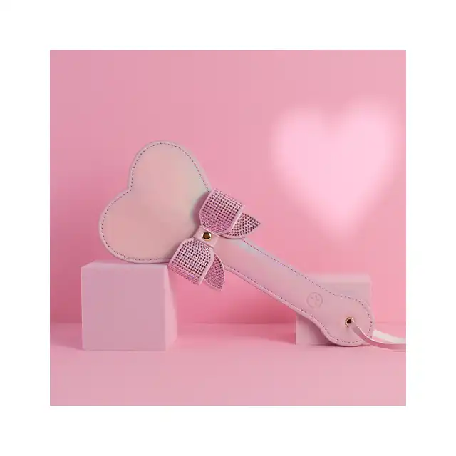 Ouch! - Paris Collection Paddle. Wyjątkowa zabawa BDSM z elegancką packą w paryskim stylu