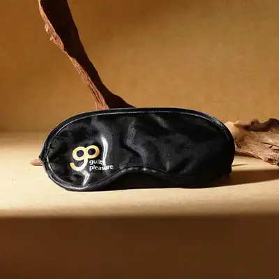 Guilty Pleasure - Blindfold with Logo. Elegancka i funkcjonalna maska na oczy zdobiona logo marki Guilty Pleasure