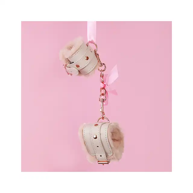 Sportsheets - Peaches'n Creme Fur Handcuffs. Delikatne kajdanki z brzoskiwniowym futerkiem dla wyjątkowych chwil