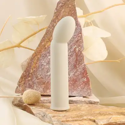 Nude - Aulora Travel G-Spot Vibrator. Kompaktowy i elegancki wibrator do punktu G z 10 wibracjami i 7 rytmami, intensywna stymulacja