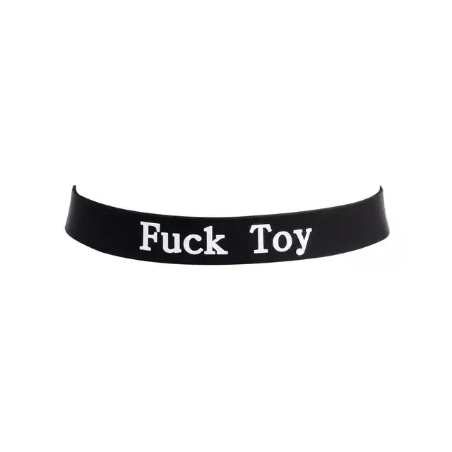 Rimba - Collar Fuck Toy. Stylowa i odważna obroża z napisem „Fuck Toy”, wykonana z wysokiej jakości silikonu, zapewniająca komfort i efektowny wygląd