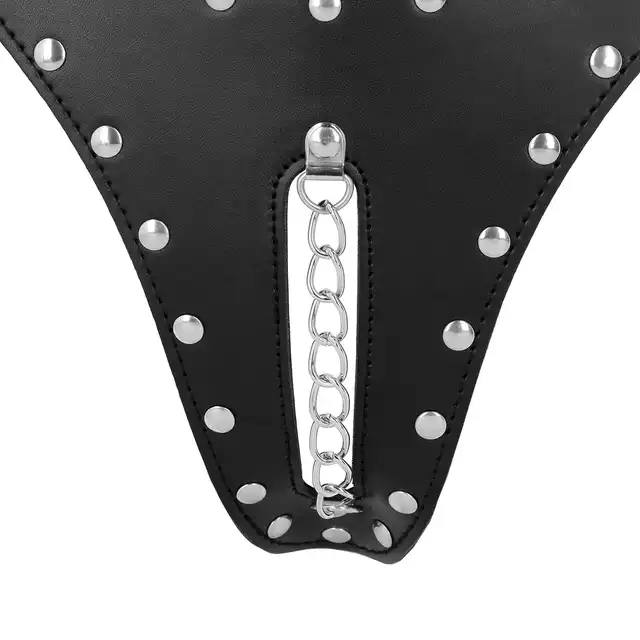 Ouch! - Leather Chastity Thong with Chain Detail. Skórzane stringi BDSM z metalowym łańcuszkiem.
