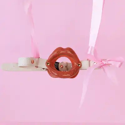 Sportsheets - Peaches'n CreMe Silicone Lips. Silikonowy knebel z brokatem w kształcie kuszących ust. Usta, które mówią wszystko
