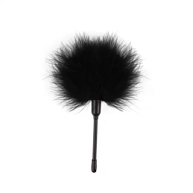 Chisa - Senuelo Pleasure Feather Tickler. Puszyste, figlarne piórko idealne do gry wstępnej i BDSM