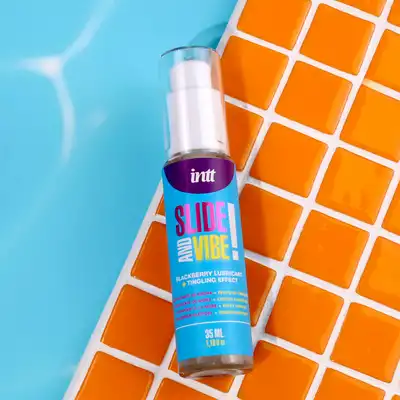 Intt - Slide and Vibe! Jadalny żel intymny o smaku jeżyny z efektem wibracji dla wspólnych i solo przyjemności.