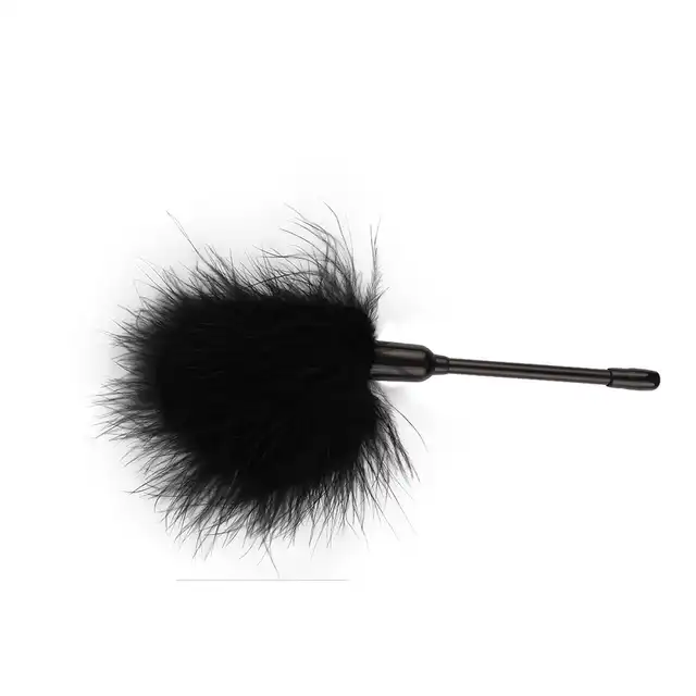 Chisa - Senuelo Pleasure Feather Tickler. Puszyste, figlarne piórko idealne do gry wstępnej i BDSM
