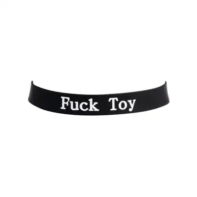 Rimba - Collar Fuck Toy. Stylowa i odważna obroża z napisem „Fuck Toy”, wykonana z wysokiej jakości silikonu, zapewniająca komfort i efektowny wygląd