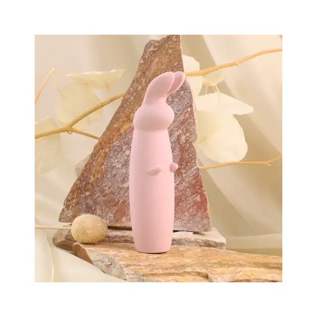 Nude - Hazel Rabbit Massager. Niewielki wibrator z króliczymi uszkami do stymulacji łechtaczki z 10 wibracjami i 3 prędkościami