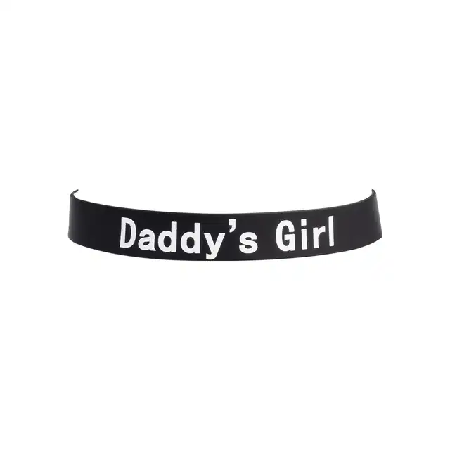 Rimba - Collar Daddy's Girl. Stylowa i odważna obroża z napisem „Daddy's Girl”, wykonana z wysokiej jakości silikonu, zapewniająca komfort i efektowny wygląd