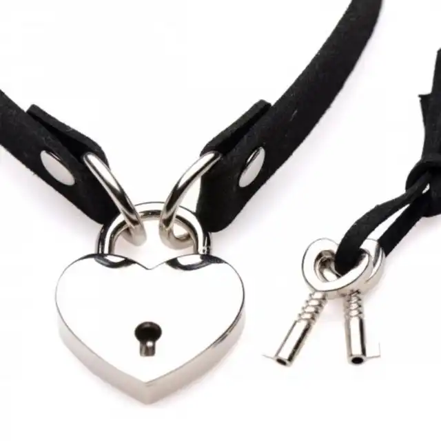 Master Series - Lock-It Heart Choker With Lockable Heart. Choker z zamykanym srebrnym serduszkiem, choker z wegańskiego materiału