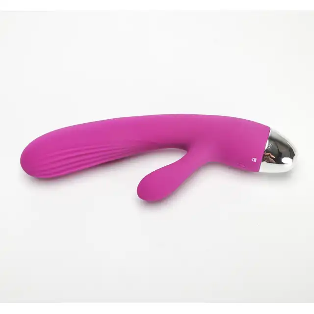 Velvet Touch – Wibrator Silikonowy Typ Króliczek Ładowany USB Fioletowy. Elegancki wibrator z funkcją magnetycznego uderzenia i podwójną stymulacją dla intensywnych doznań
