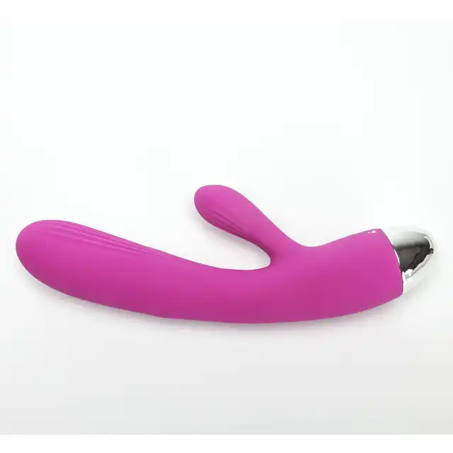 Velvet Touch – Wibrator Silikonowy Typ Króliczek Ładowany USB Fioletowy. Elegancki wibrator z funkcją magnetycznego uderzenia i podwójną stymulacją dla intensywnych doznań