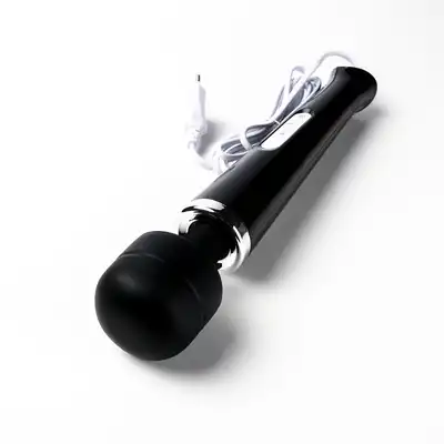 Simple Pleasure – Magiczna Różdżka. Przewodowy masażer Wand z 10 trybami wibracji i elastyczną głowicą 360° dla intensywnej stymulacji.