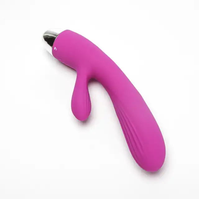 Velvet Touch – Wibrator Silikonowy Typ Króliczek Ładowany USB Fioletowy. Elegancki wibrator z funkcją magnetycznego uderzenia i podwójną stymulacją dla intensywnych doznań