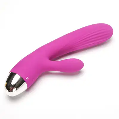 Velvet Touch – Wibrator Silikonowy Typ Króliczek Ładowany USB Fioletowy. Elegancki wibrator z funkcją magnetycznego uderzenia i podwójną stymulacją dla intensywnych doznań