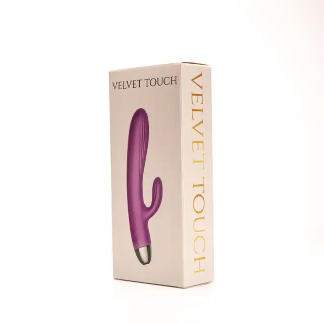 Velvet Touch – Wibrator Silikonowy Typ Króliczek Ładowany USB Fioletowy. Elegancki wibrator z funkcją magnetycznego uderzenia i podwójną stymulacją dla intensywnych doznań