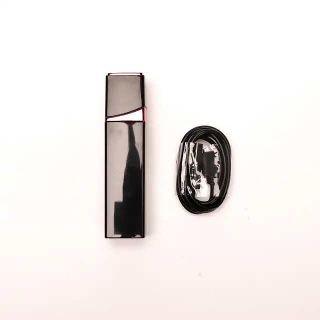 Velvet Touch – Wibrator Mini w Kształcie Szminki Ładowany USB Czarny. Dyskretna elegancja i moc ukryta w kompaktowej formie