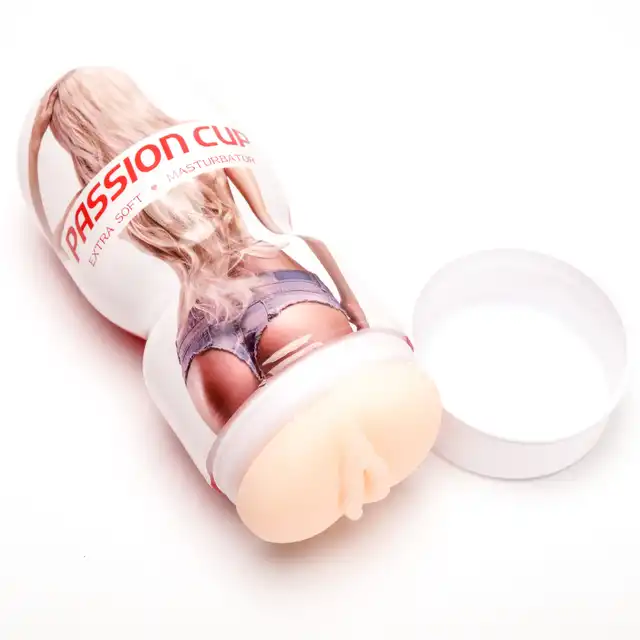Simple Pleasure - Masturbator Passion Cup. Kompaktowy gadżet, który zapewnia realistyczne i intensywne doznania.