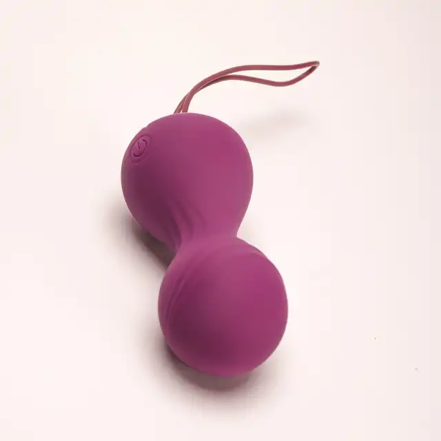 Velvet Touch – Kulki Wibrujące Sterowane Zdalnie. Fioletowe jajeczko z 10 trybami wibracji i pilotem, stworzone dla dyskretnej i intensywnej przyjemności.