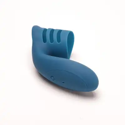 Velvet Touch - Pierścień Wibrujący Ładowany NIebieski. Stylowy i funkcjonalny wibrujący pierścień erekcyjny, który łączy elegancki design z potężną stymulacją.