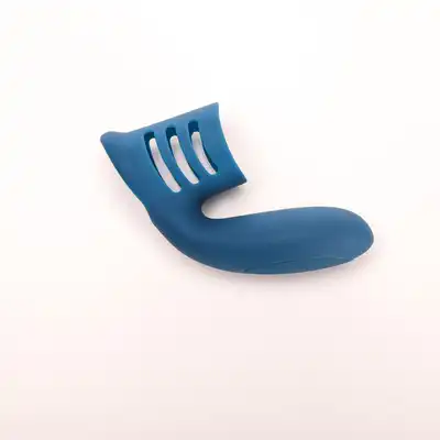 Velvet Touch - Pierścień Wibrujący Ładowany NIebieski. Stylowy i funkcjonalny wibrujący pierścień erekcyjny, który łączy elegancki design z potężną stymulacją.