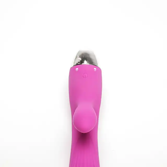Velvet Touch – Wibrator Silikonowy Typ Króliczek Ładowany USB Fioletowy. Elegancki wibrator z funkcją magnetycznego uderzenia i podwójną stymulacją dla intensywnych doznań