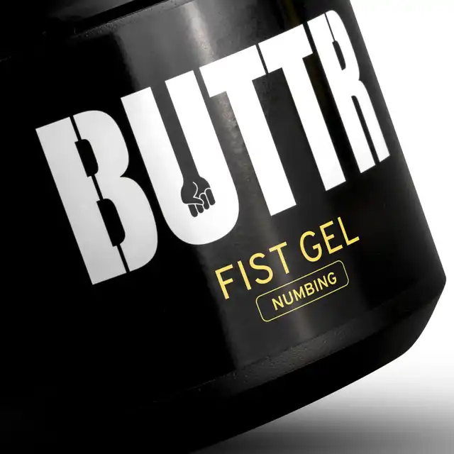 BUTTR – Fisting Gel Numbing. Żel z łagodnym efektem znieczulającym do intensywnej i komfortowej penetracji.