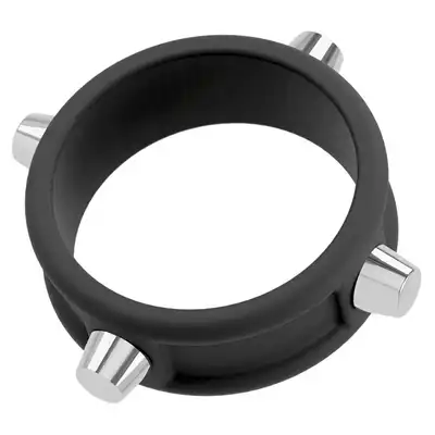 Rebel - Cock Ring with Studs - Silikonowy Pierścień na Penisa z Metalowymi Ćwiekami - Mocny wygląd, jeszcze mocniejszy efekt.