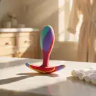 Girls Toys - Korek analny Eularia. Rainbow Mini Plug S. Silikonowy mały kolorowy plug analny z wygodną do noszenia podstawą