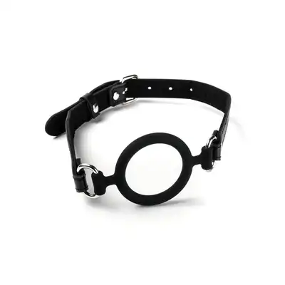 Simple Pleasure – Knebel silikonowy do ust otwarty czarny. Otwarty knebel idealny dla miłośników BDSM