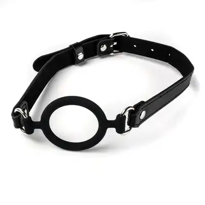 Simple Pleasure – Knebel silikonowy do ust otwarty czarny. Otwarty knebel idealny dla miłośników BDSM