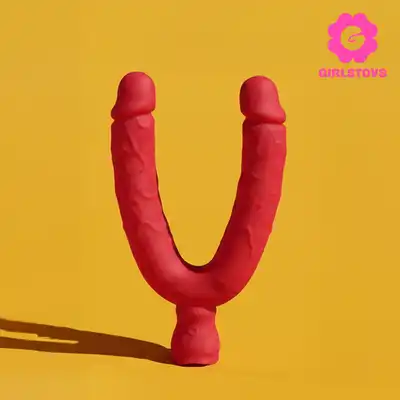 Girls Toys - Wibrator  Wanaka. Double Pleasure Red. Realistyczny, czerwony podwójny wibrator o teksturowanej powierzchni, w kolorze czerwonym