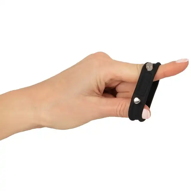 Rebel - Cock Ring with Studs - Silikonowy Pierścień na Penisa z Metalowymi Ćwiekami - Mocny wygląd, jeszcze mocniejszy efekt.