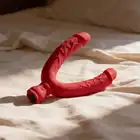 Girls Toys - Wibrator  Wanaka. Double Pleasure Red. Realistyczny, czerwony podwójny wibrator o teksturowanej powierzchni, w kolorze czerwonym