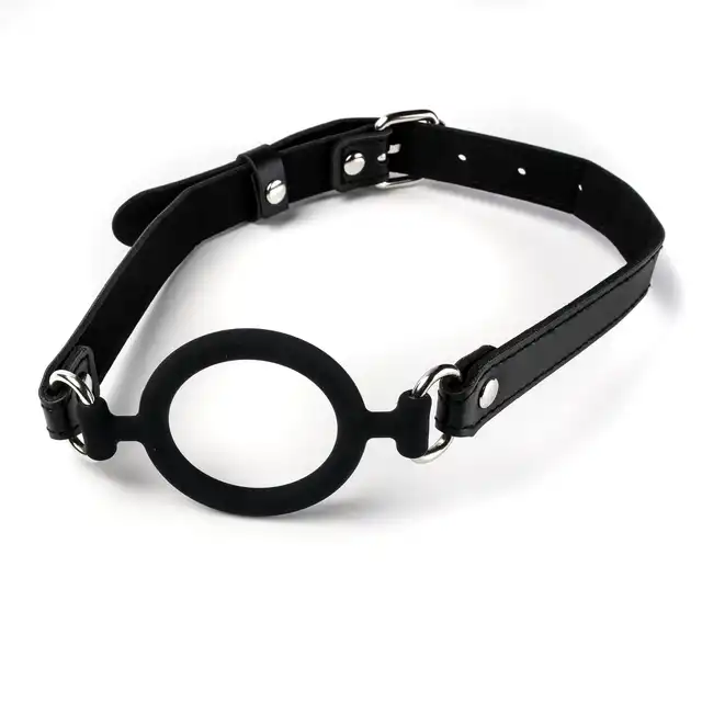 Simple Pleasure – Knebel silikonowy do ust otwarty czarny. Otwarty knebel idealny dla miłośników BDSM
