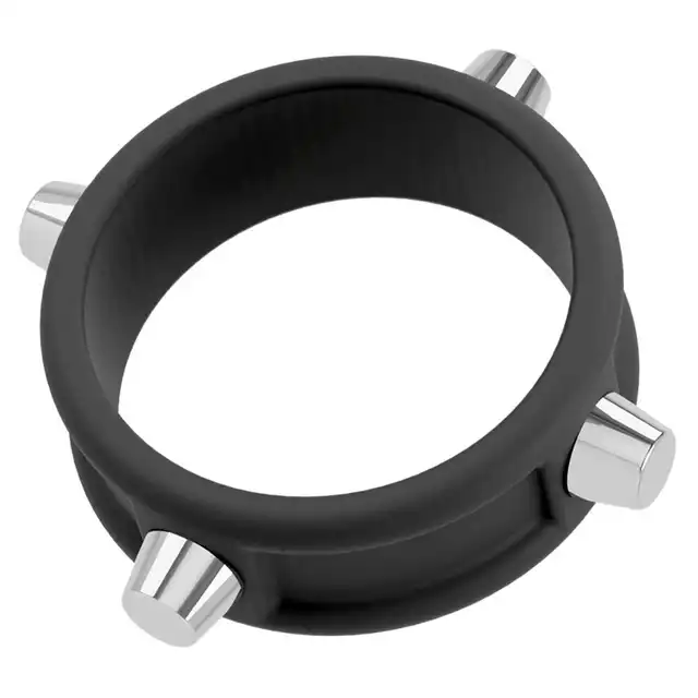 Rebel - Cock Ring with Studs - Silikonowy Pierścień na Penisa z Metalowymi Ćwiekami - Mocny wygląd, jeszcze mocniejszy efekt.