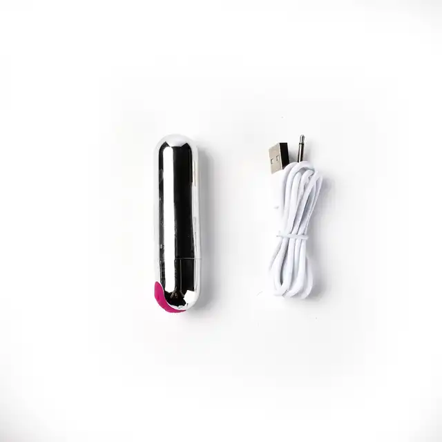 Simple Pleasure  - Mega Bullet  Mocno wibrujący pocisk. Mini wymiar. 10 programów Ładowany USB. Wodoodporny. 