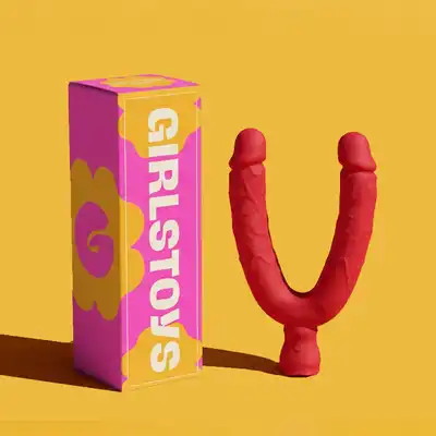 Girls Toys - Wibrator  Wanaka. Double Pleasure Red. Realistyczny, czerwony podwójny wibrator o teksturowanej powierzchni, w kolorze czerwonym