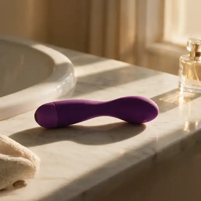 Girls Toys - Wibrator Calvi. Fioletowy silikonowy wibrator z trybem pulsacji i wibracji oraz stymulacją punktu G