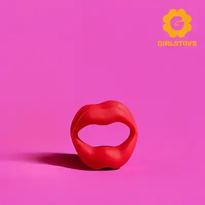 Girls Toys - Ring erekcyjny Coma. Red Lips Penis Ring – Wibrujący pierścień na penisa i jądra w kształcie ust. Odważny kształt ust, 10 trybów wibracji i wodoodporność IPX7 w efektownej czerwieni.