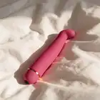 Girls Toys - Wibrator Courchevel. Różowy z zakrzywioną końcówką do stymulacji punktu G. 10 funkcji wibracji i jedwabiście miękki silikon!