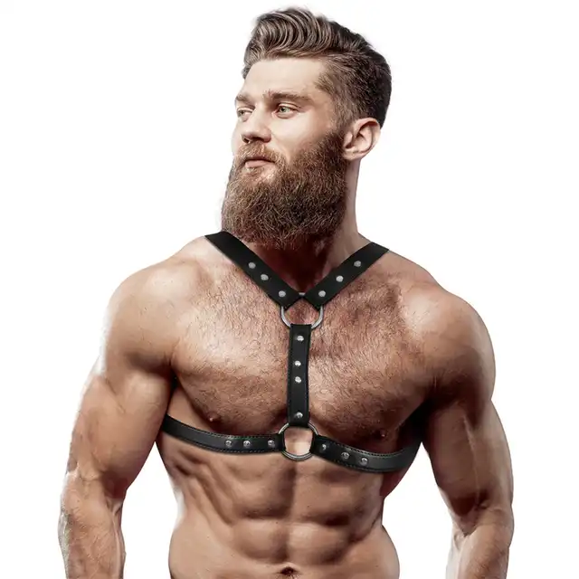 FETISH Submissive Attitude – Harness. Męska regulowana uprząż na klatkę piersiową podkreślająca tors z ćwiekami. 
