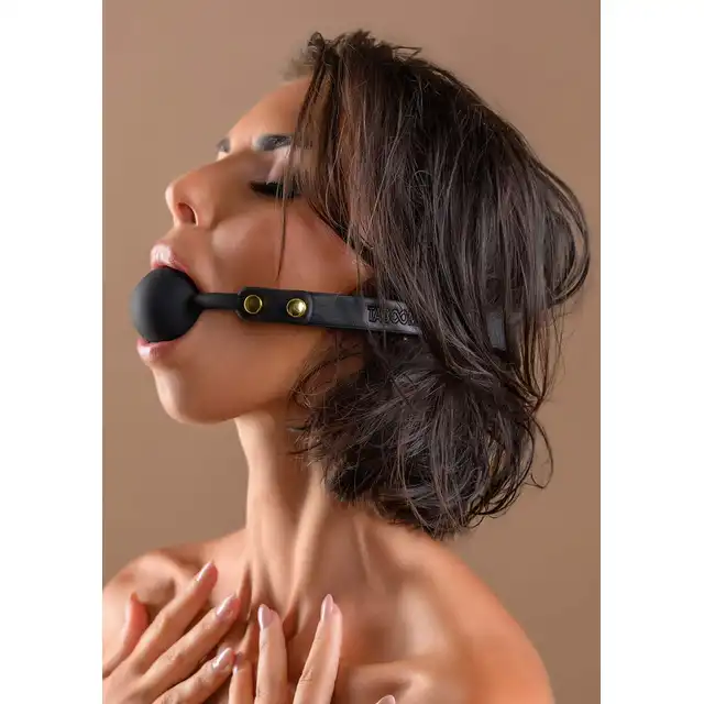 Taboom - Ball Gag Vogue - Silikonowy knebel z regulowanym paskiem w kolorze czarnym ze złotymi wstawkami - Oddaj kontrolę. Zatrzymaj słowa.