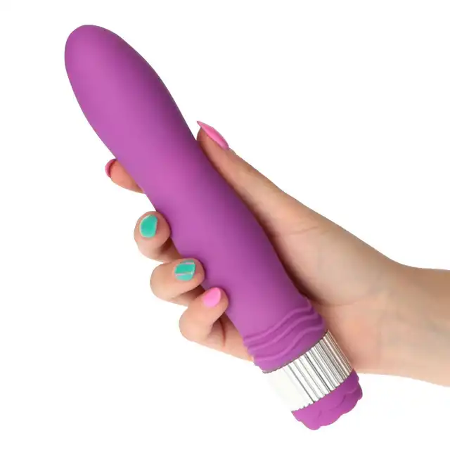 Toyz4Lovers - Neon Mace Classic Vibrator. Klasyczny, fioletowy wibrator na baterie o mocno stymulującym kształcie. 3,8 cm średnicy 21,6 cm długości