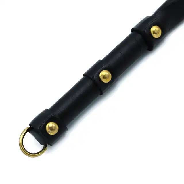 O-Products - Black Leather Single Flap Whip Gold D-Ring - Elegancka, skórzana szpicruta ze złotymi zdobieniami.