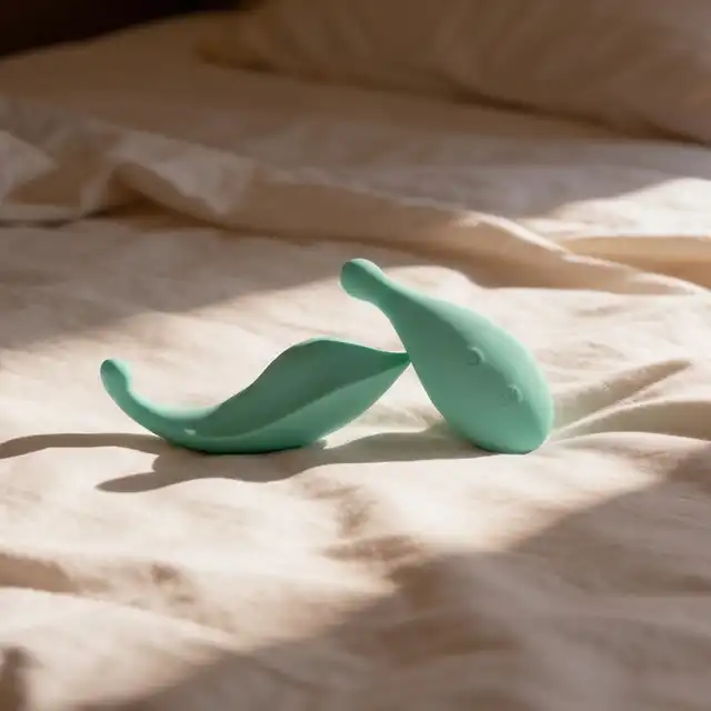Girls Toys - Stymulator łechtaczki Vik. Clitoral Touch Mint. Silikonowy stymulator łechtaczki z pilotem, ładowany na USB w kolorze miętowym