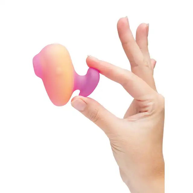 Romp - Kiss - innowacyjny i funkcjonalny stymulator łechtaczki z technologią Pleasure Air i wygodnym uchwytem. Wodoodporność IPX7, ładowanie USB, uroczy design!