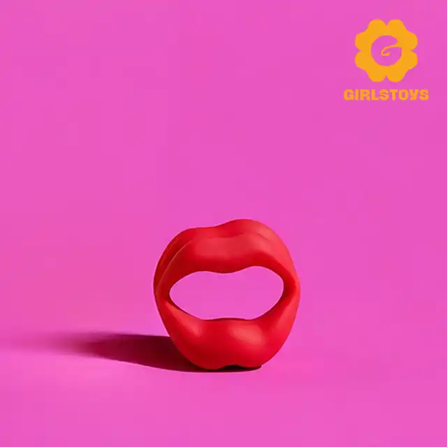 Girls Toys - Ring erekcyjny Coma. Red Lips Penis Ring – Wibrujący pierścień na penisa i jądra w kształcie ust. Odważny kształt ust, 10 trybów wibracji i wodoodporność IPX7 w efektownej czerwieni.