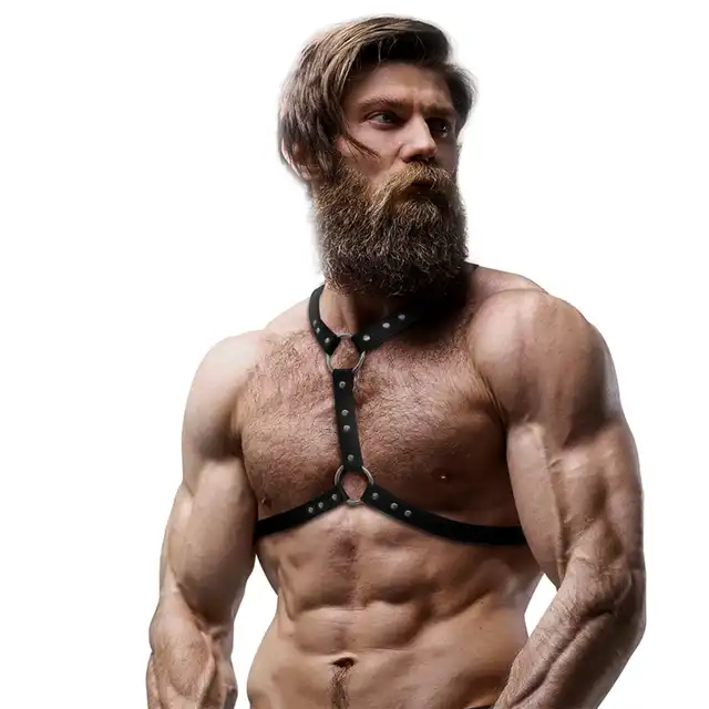 FETISH Submissive Attitude – Harness. Męska regulowana uprząż na klatkę piersiową podkreślająca tors z ćwiekami. 