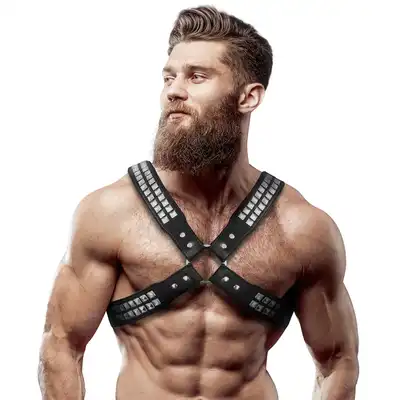FETISH Submissive Attitude – Harness. Męska regulowana uprząż na klatkę piersiową kształt X z ćwiekami. 